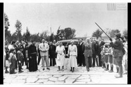 Fotografía de visita de Perón y Evita al Hogar para no videntes