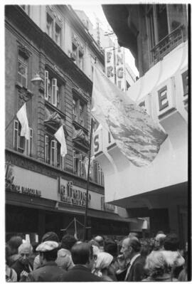 Fotografía de movilización a Plaza de Mayo por la asunción de Héctor Cámpora