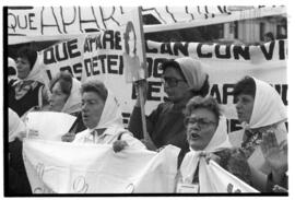 Fotografía de marcha de Madres de Plaza de Mayo