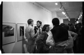 Fotografía de la inauguración de una muestra en la Galería Contemporánea