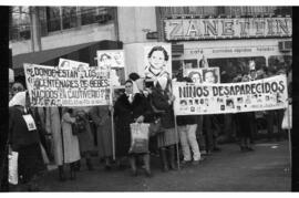 Fotografía de Madres de Plaza de Mayo en la marcha contra la amnistía