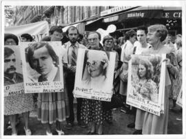 Fotografía de Madres de Plaza de Mayo con Danielle Mitterrand y Régis Debray