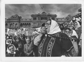 Fotografía de Hebe Pastor de Bonafini en Plaza de Mayo