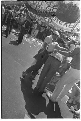 Fotografía de movilización por la asunción de Raúl Alfonsín a la presidencia