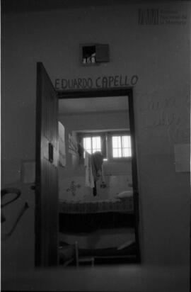 Fotografía de pintadas políticas en una celda de la cárcel de Villa Devoto