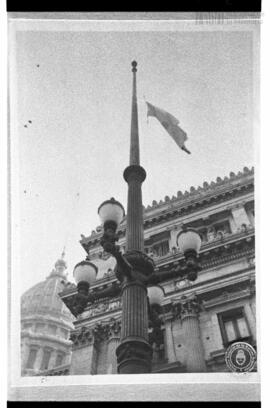 Fotografía de izamiento de bandera argentina