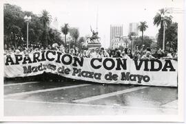 Fotografía de movilización de Madres de Plaza de Mayo