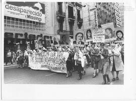 Fotografía de Madres de Plaza de Mayo en movilización