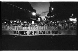 Fotografía de marcha de Madres de Plaza de Mayo