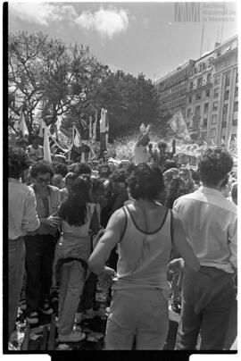 Fotografía de movilización por la asunción de Raúl Alfonsín a la presidencia