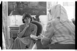 Fotografía de Madres de Plaza de Mayo con Danielle Mitterrand y Régis Debray