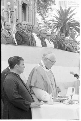 Fotografía de autoridades eclesiales en acto conmemorativo del 164 aniversario de la Batalla de T...