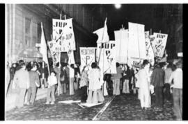 Fotografía de manifestación estudiantil en apoyo a Rodolfo Puiggrós