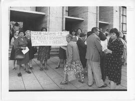 Fotografía deFamiliares de Detenidos y Desaparecidos por Razones Políticas en los Tribunales de R...