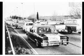 Fotografía de caravanas de autos en adhesión al acto por la llegada de Juan Domingo Perón a la Ar...