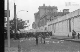 Fotografía de movilización al penal de Villa Devoto por la liberación de los presos políticos