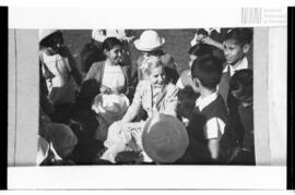 Fotografía de Eva Duarte de Perón con niños y niñas