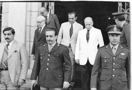 Fotografía de autoridades frente a Casa de Gobierno de Tucumán