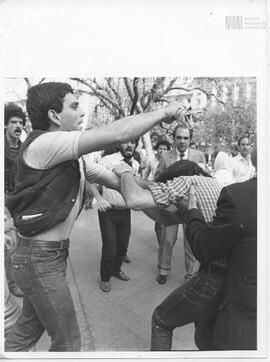 Fotografía de joven en marcha de Madres de Plaza de Mayo