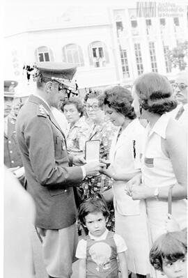 Fotografía de entrega de "Medallas de Campaña" en acto conmemorativo del 164 aniversari...