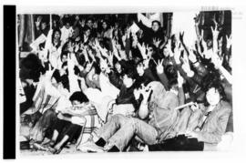 Fotografía de jóvenes en  Gaspar Campos en el marco del primer regreso de Juan Domingo Perón a la...