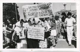 Fotografía de movilización de Madres de Plaza de Mayo