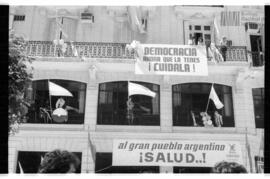 Fotografía de manifestación por la Asunción de Raúl Alfonsín