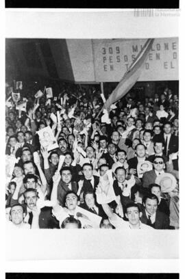 Fotografía de celebración del triunfo de Juan Domingo Perón en las elecciones