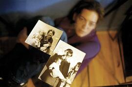 Fotografía de María con fotos de su padre