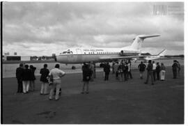Fotografía del regreso de las Islas Malvinas de políticos y sindicalistas