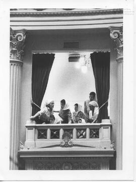 Fotografía de Madres de Plaza de Mayo en un balcón de la Cámara de Diputados de la Nación