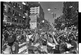 Fotografía de la movilización por la asunción de Raúl Alfonsín a la presidencia