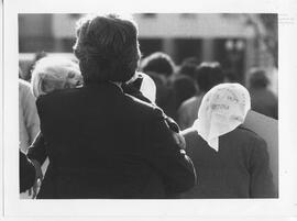 Fotografía de hombre y niño en marcha de Abuelas de Plaza de Mayo