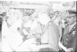 Fotografía de entrega de "Medallas de campaña" en acto conmemorativo del 164 de la Bata...