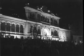 Fotografía de vigilia en Plaza de Mayo por la asunción de Héctor Cámpora