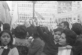 Fotografía de vigilia en Plaza de Mayo por la asunción de Héctor Cámpora