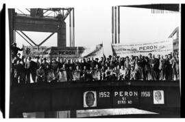 Fotografía de trabajadores de Vialidad que apoyan la reelección de Juan Domingo Perón a Presidente