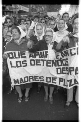 Fotografía de marcha de Madres de Plaza de Mayo