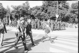 Fotografía del Presidente de facto Teniente General Jorge Rafael Videla, y el Comandante del III ...