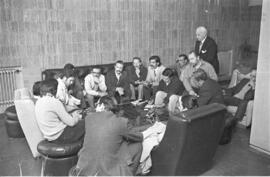 Fotografía de reunión de integrantes de la comisión de solidaridad por los presos políticos