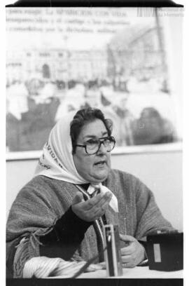 Fotografía de Hebe Pastor de Bonafini en el centro comunitario Foyer Grenelle