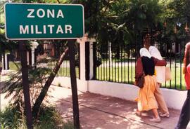 Fotografía de la inspección ocular a la Escuela de Mecánica de la Armada (ESMA)