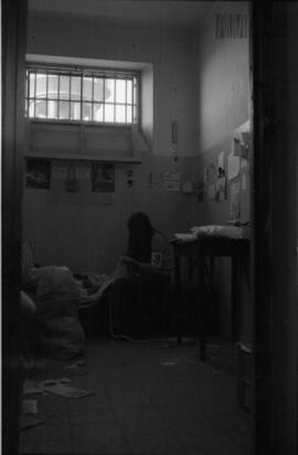Fotografía de mujer detenida en una celda de la cárcel de Villa Devoto