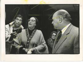 Fotografía de Matilde Artés Company y el Comisario Miguel Ángel De Guiza
