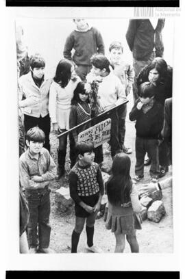 Fotografía de niños y niñas durante el sepelio de Adolfo Cepeda