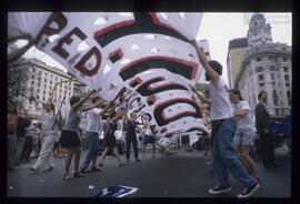 Fotografía de una bandera de H.I.J.O.S.