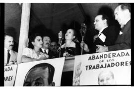Fotografía de Eva Duarte de Perón en acto por ferrocarriles