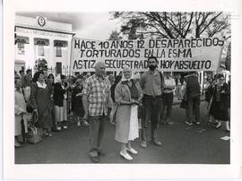 Fotografía de manifestación frente a la Escuela de Mecánica de la Armada