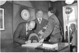 Fotografía de la asunción de Mario Benjamín Menéndez como Gobernador