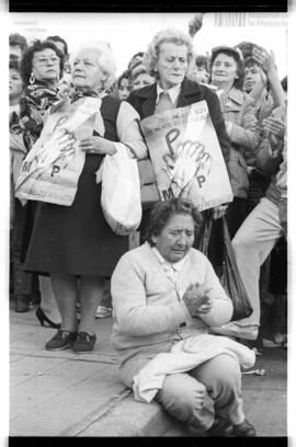 Fotografía de manifestación por el robo de las manos de Juan Domingo Perón